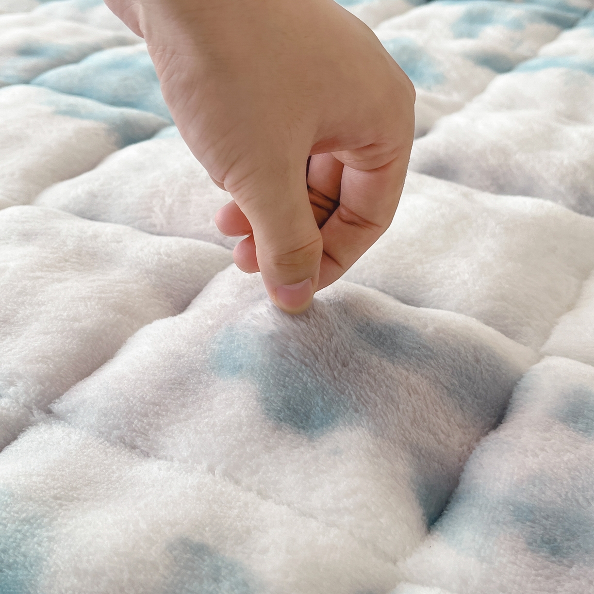 91家纺网 家纺一手货源 找家纺 卡伦家纺 2025新款兔毛绒高克重保暖床垫床褥 云端-青兰