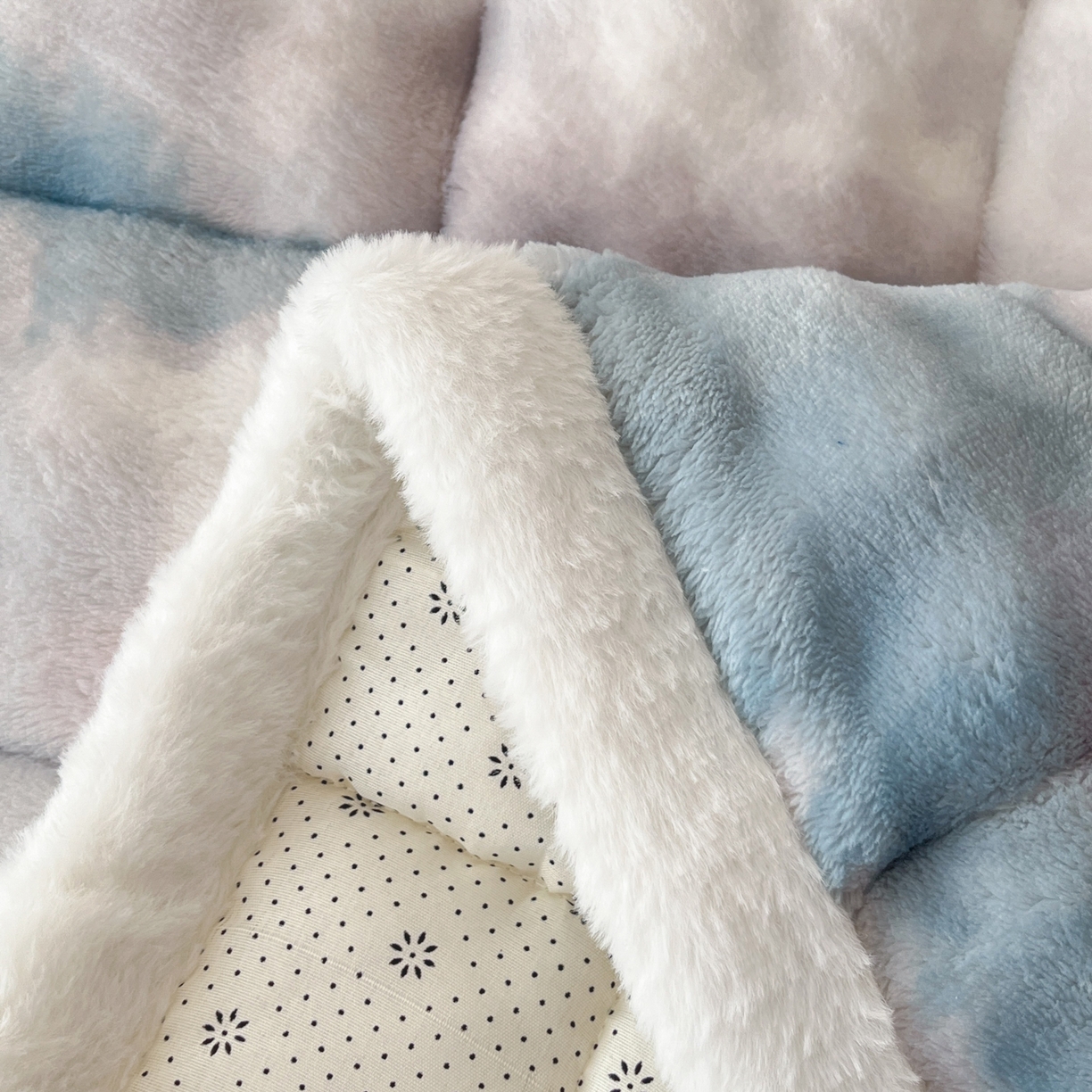 91家纺网 家纺一手货源 找家纺 卡伦家纺 2025新款兔毛绒高克重保暖床垫床褥 云端-青兰