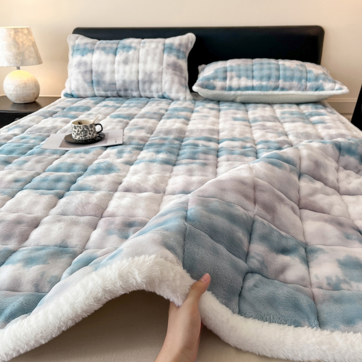 91家纺网 家纺一手货源 找家纺 卡伦家纺 2025新款兔毛绒高克重保暖床垫床褥 云端-青兰