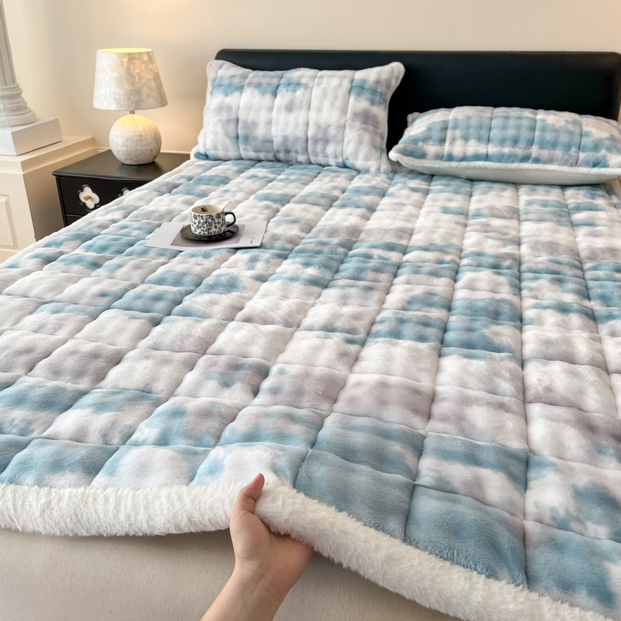 91家纺网 家纺一手货源 找家纺 卡伦家纺 2025新款兔毛绒高克重保暖床垫床褥 云端-青兰