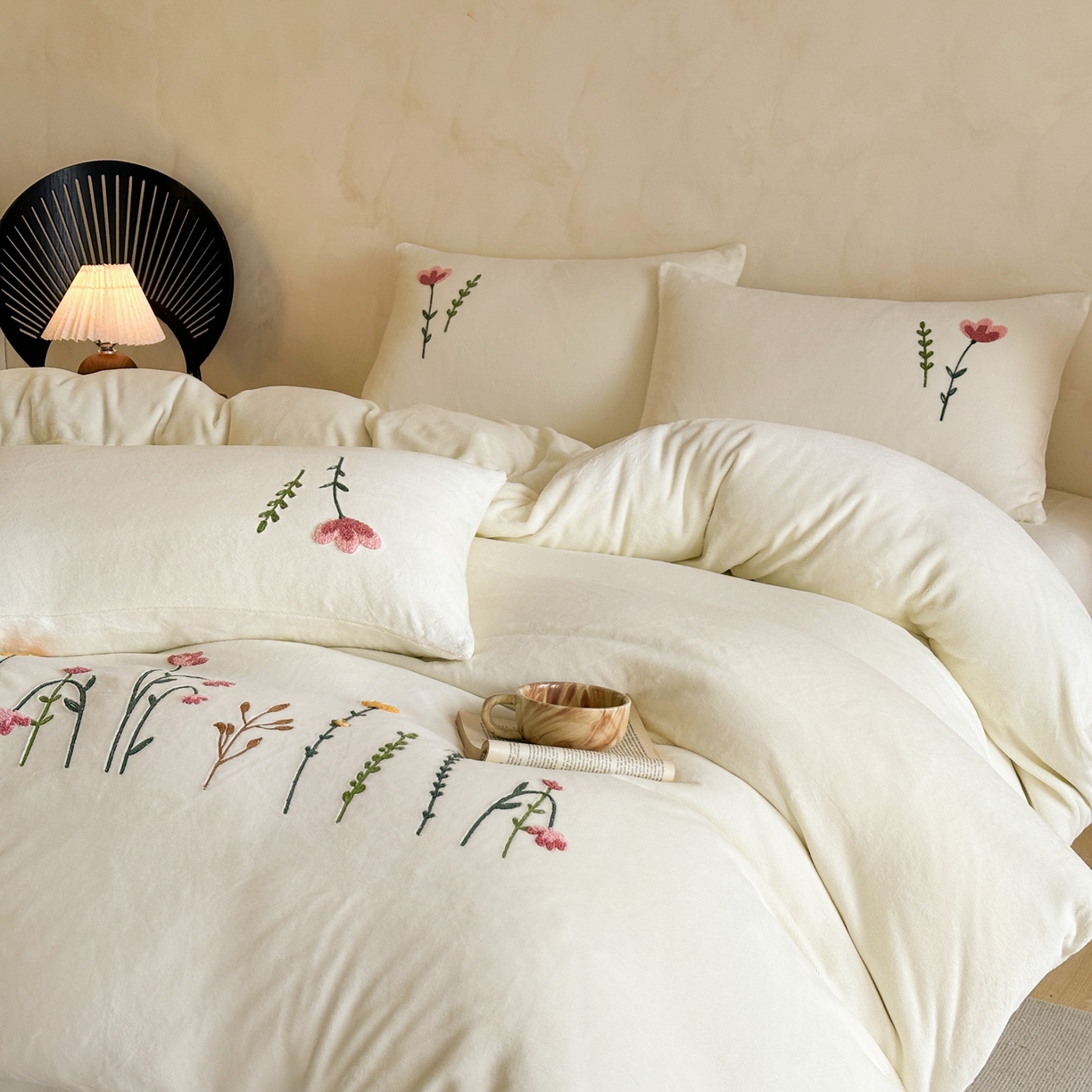 91家纺网 家纺一手货源 找家纺 羚羊语家纺 2025新款【正宗全消光】230克牛奶绒田园风四件套毛巾绣刺绣花秋冬加厚法莱绒法兰绒珊瑚绒三件套 如梦令-米白