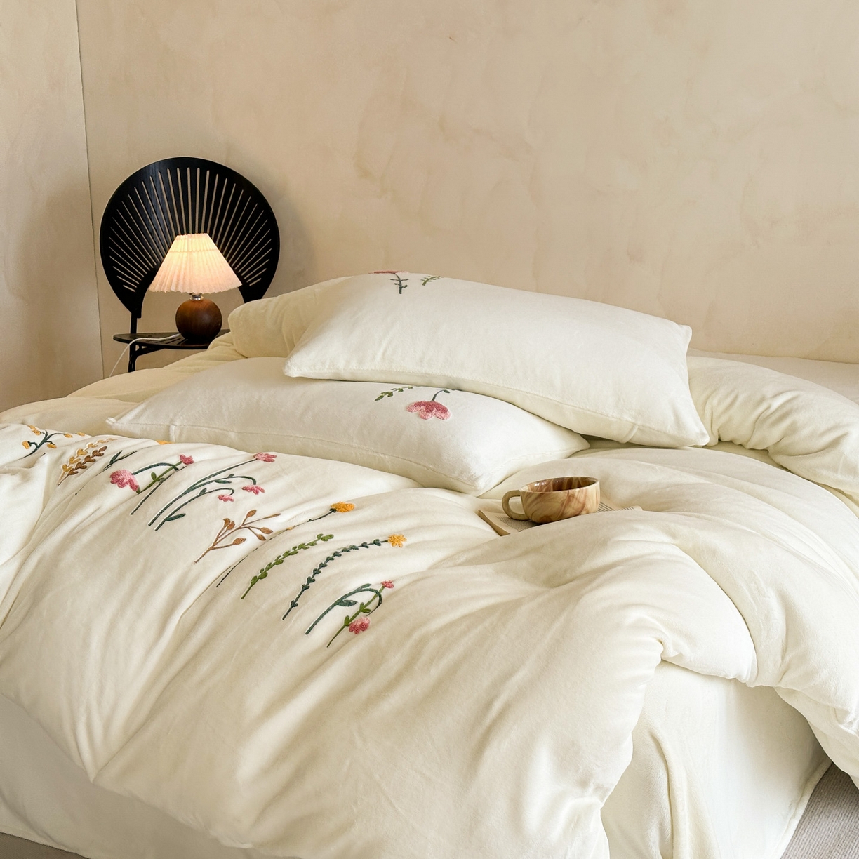 91家纺网 家纺一手货源 找家纺 羚羊语家纺 2025新款【正宗全消光】230克牛奶绒田园风四件套毛巾绣刺绣花秋冬加厚法莱绒法兰绒珊瑚绒三件套 如梦令-米白