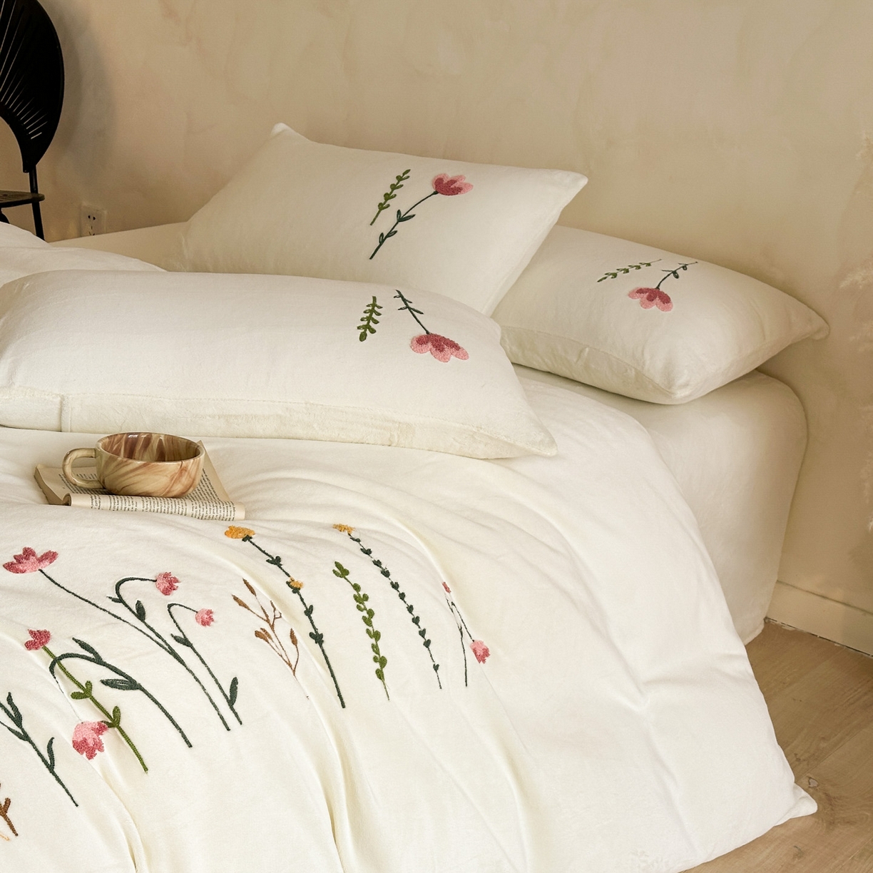 91家纺网 家纺一手货源 找家纺 羚羊语家纺 2025新款【正宗全消光】230克牛奶绒田园风四件套毛巾绣刺绣花秋冬加厚法莱绒法兰绒珊瑚绒三件套 如梦令-米白