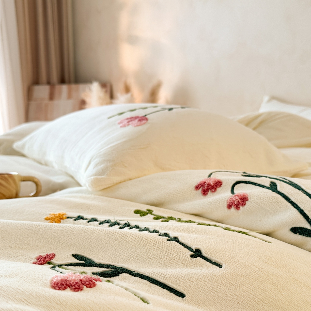 91家纺网 家纺一手货源 找家纺 羚羊语家纺 2025新款【正宗全消光】230克牛奶绒田园风四件套毛巾绣刺绣花秋冬加厚法莱绒法兰绒珊瑚绒三件套 如梦令-米白