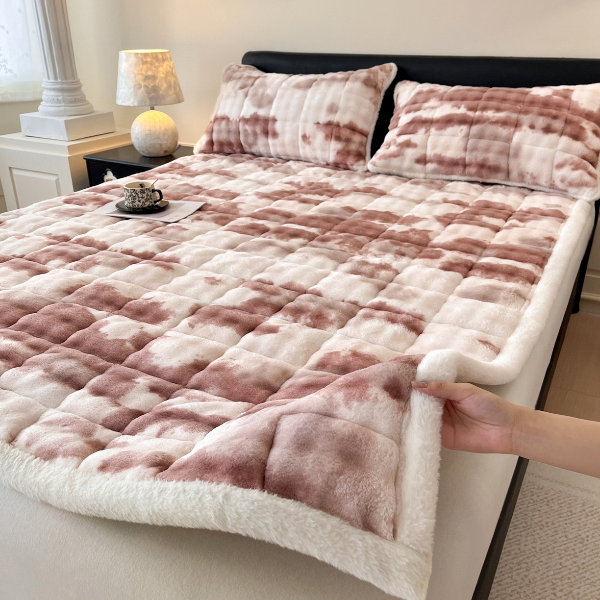 91家纺网 家纺一手货源 找家纺 卡伦家纺 2025新款兔毛绒高克重保暖床垫床褥 云端-烟棕