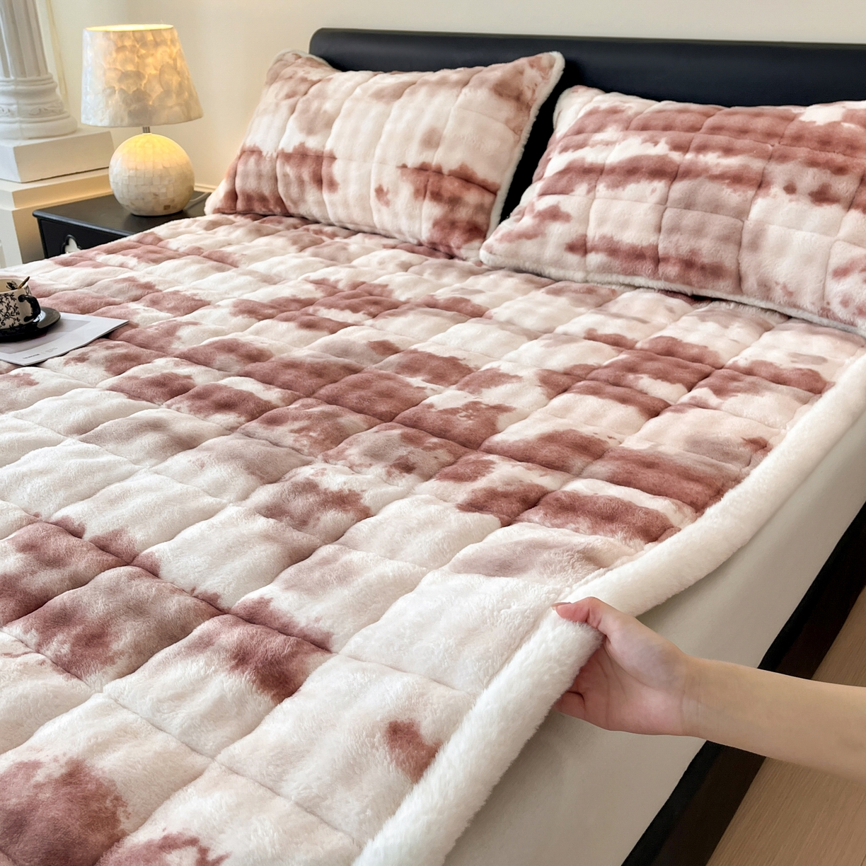 91家纺网 家纺一手货源 找家纺 卡伦家纺 2025新款兔毛绒高克重保暖床垫床褥 云端-烟棕