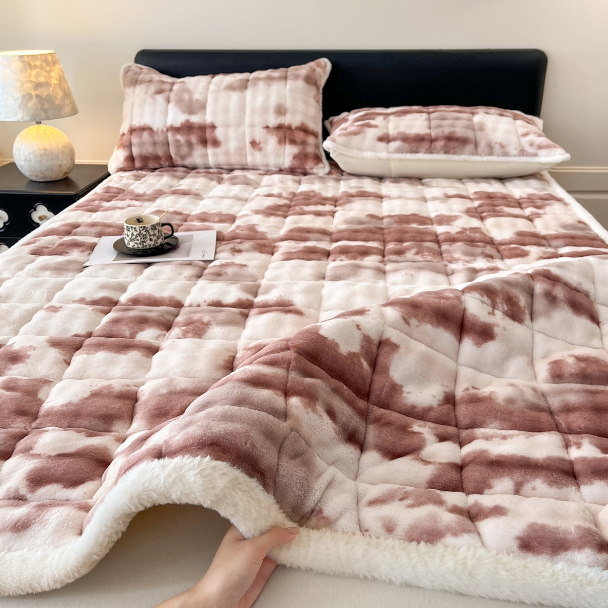 91家纺网 家纺一手货源 找家纺 卡伦家纺 2025新款兔毛绒高克重保暖床垫床褥 云端-烟棕