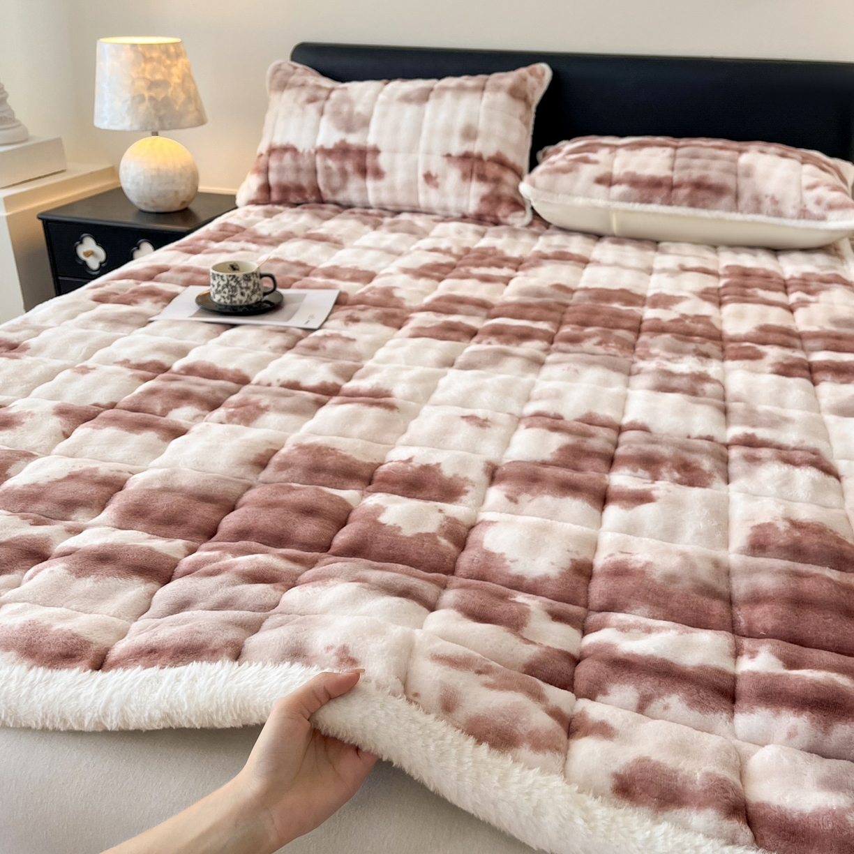 91家纺网 家纺一手货源 找家纺 卡伦家纺 2025新款兔毛绒高克重保暖床垫床褥 云端-烟棕