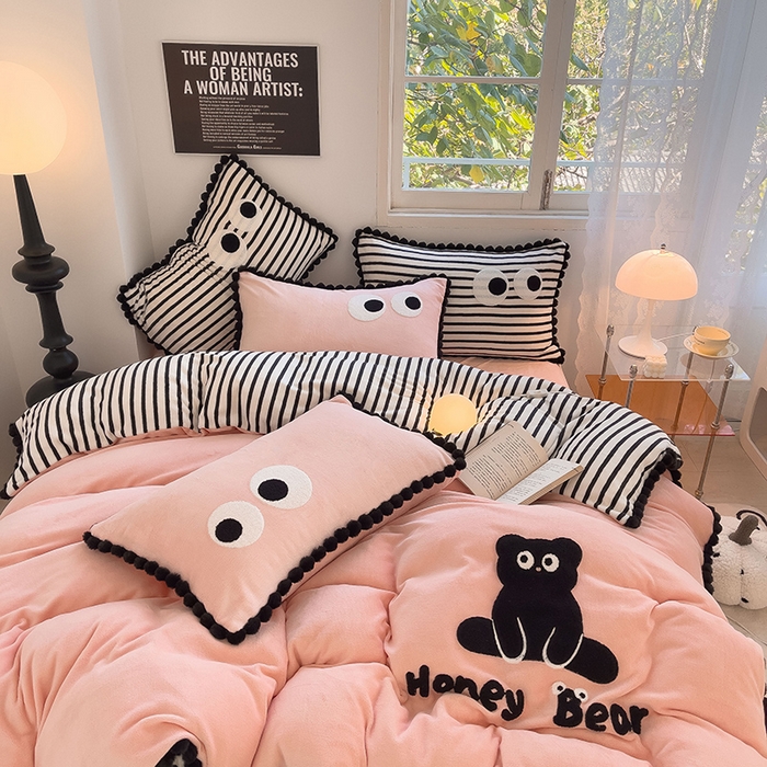 91家纺网 家纺一手货源 找家纺 （总）炫拼家纺 2025新款大眼萌小熊韩系黑毛球毛巾绣牛奶绒四件套