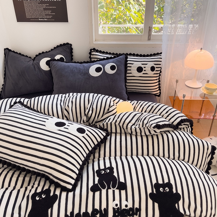 91家纺网 家纺一手货源 找家纺 （总）炫拼家纺 2025新款大眼萌小熊韩系黑毛球毛巾绣牛奶绒四件套