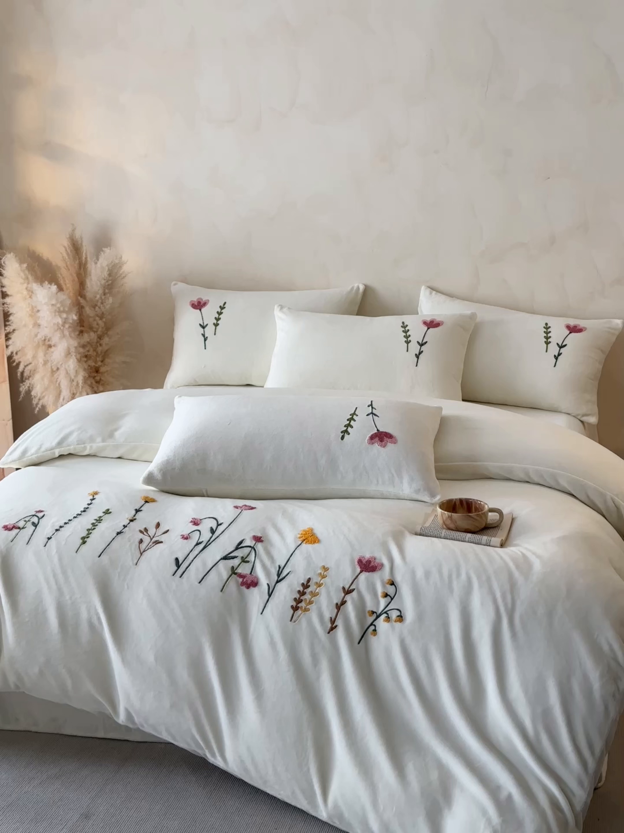 91家纺网 家纺一手货源 找家纺 羚羊语家纺 2025新款【正宗全消光】230克牛奶绒田园风四件套毛巾绣刺绣花秋冬加厚法莱绒法兰绒珊瑚绒三件套 如梦令-米白