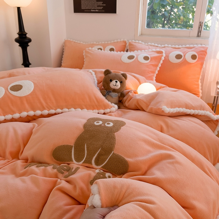 91家纺网 家纺一手货源 找家纺 （总）炫拼家纺 2025新款大眼萌小熊韩系黑毛球毛巾绣牛奶绒四件套