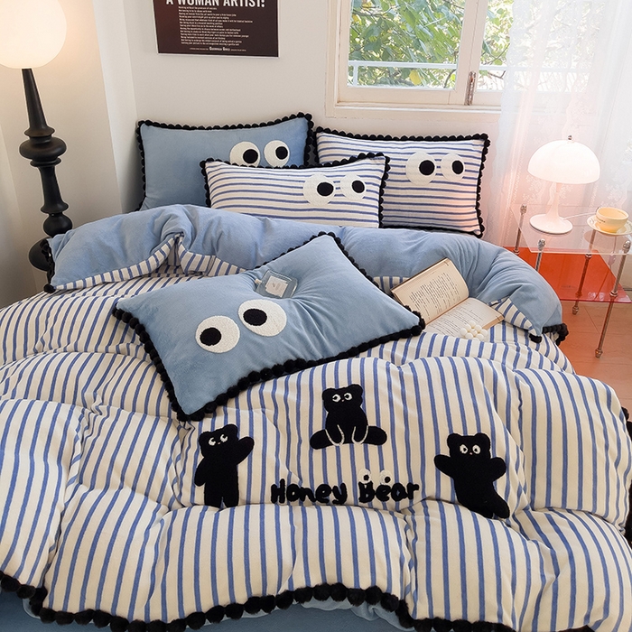 91家纺网 家纺一手货源 找家纺 （总）炫拼家纺 2025新款大眼萌小熊韩系黑毛球毛巾绣牛奶绒四件套