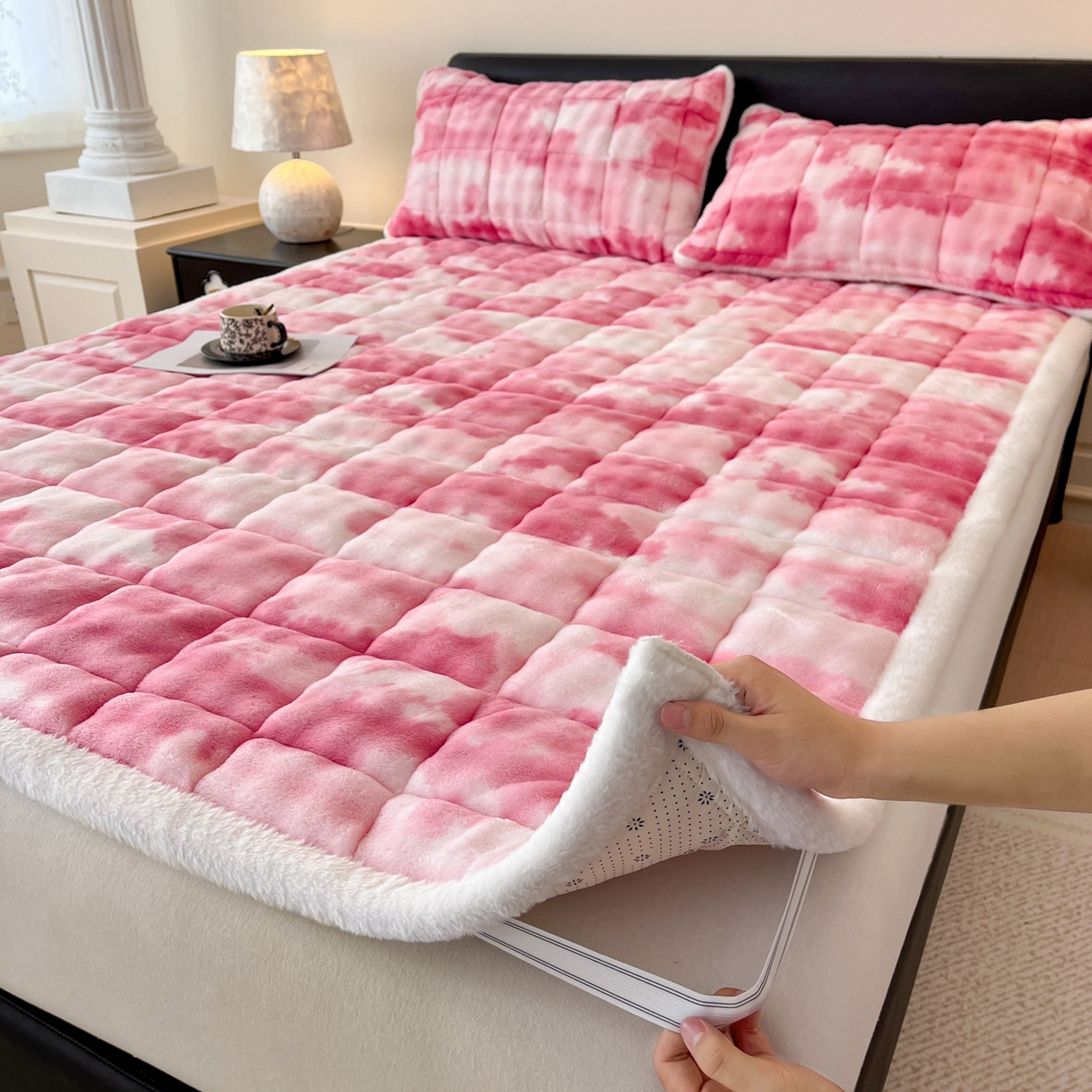 91家纺网 家纺一手货源 找家纺 卡伦家纺 2025新款兔毛绒高克重保暖床垫床褥 云端-脂粉