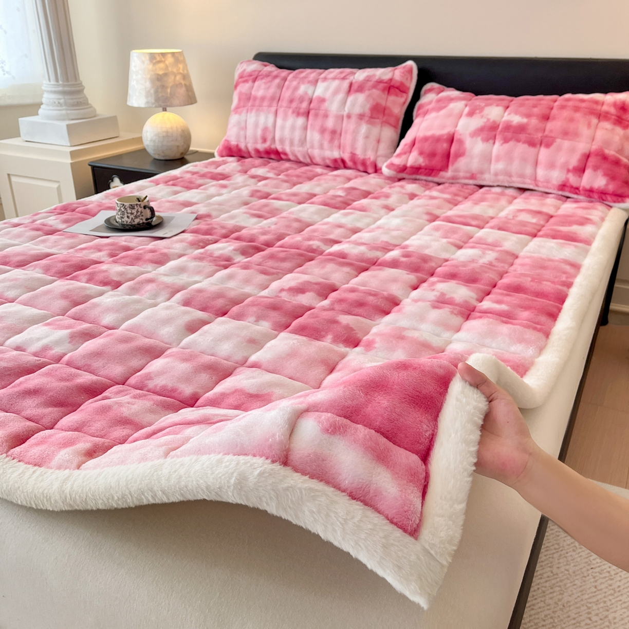 91家纺网 家纺一手货源 找家纺 卡伦家纺 2025新款兔毛绒高克重保暖床垫床褥 云端-脂粉