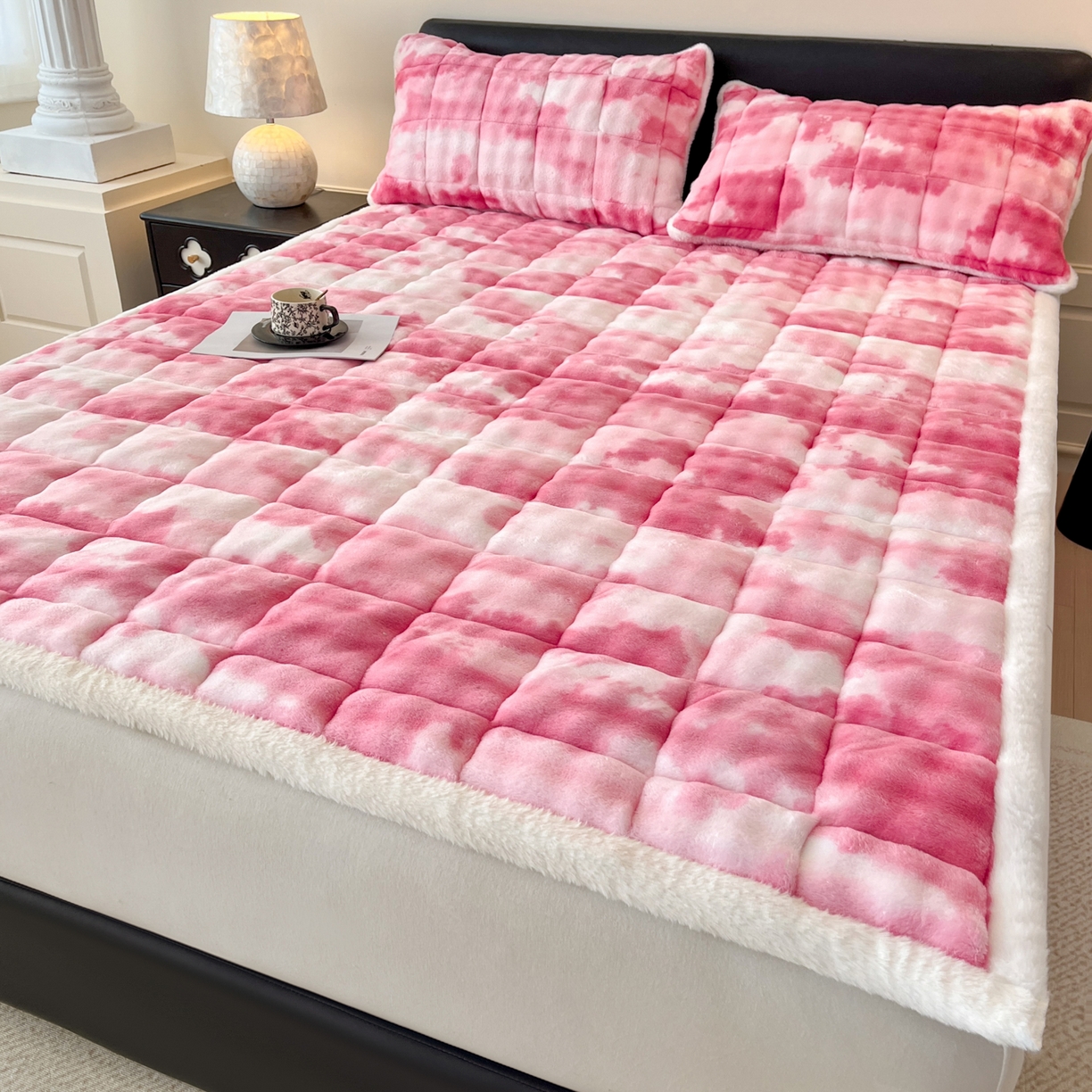 91家纺网 家纺一手货源 找家纺 卡伦家纺 2025新款兔毛绒高克重保暖床垫床褥 云端-脂粉