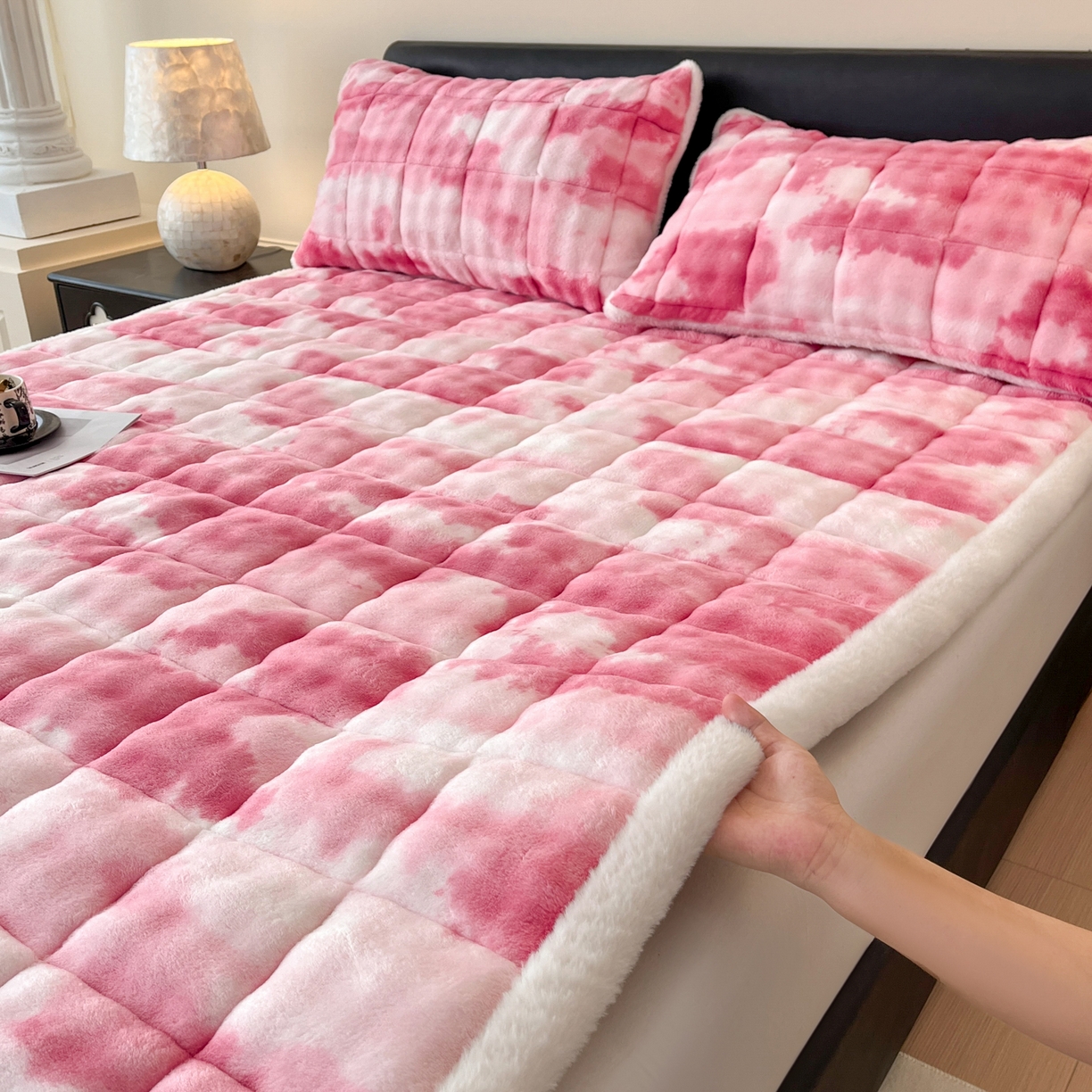 91家纺网 家纺一手货源 找家纺 卡伦家纺 2025新款兔毛绒高克重保暖床垫床褥 云端-脂粉