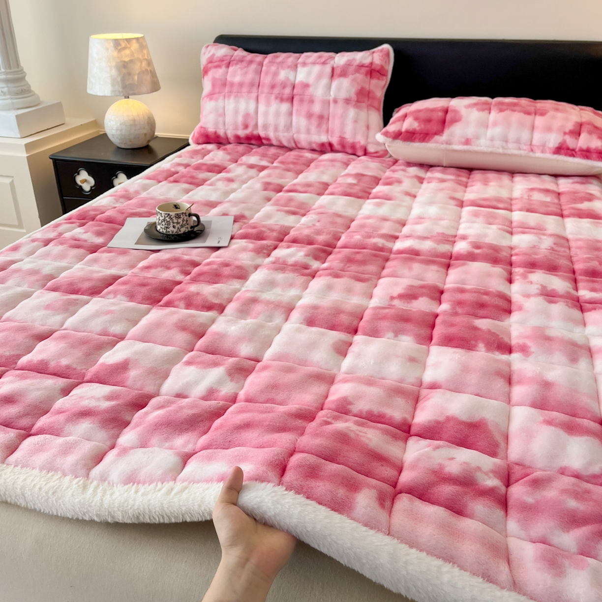 91家纺网 家纺一手货源 找家纺 卡伦家纺 2025新款兔毛绒高克重保暖床垫床褥 云端-脂粉