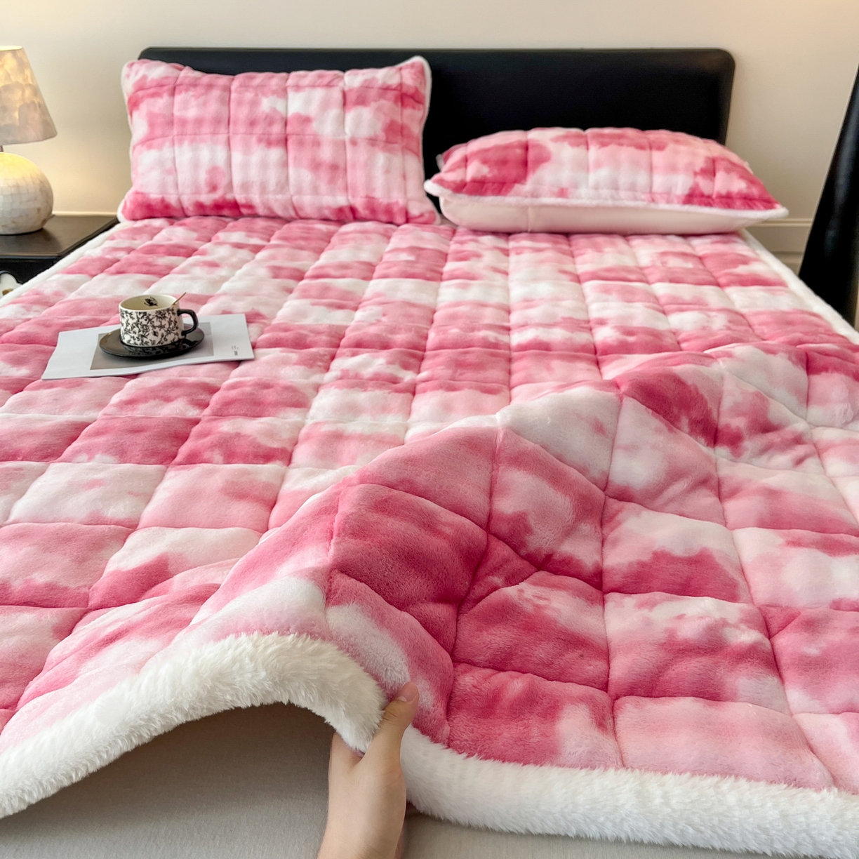 91家纺网 家纺一手货源 找家纺 卡伦家纺 2025新款兔毛绒高克重保暖床垫床褥 云端-脂粉