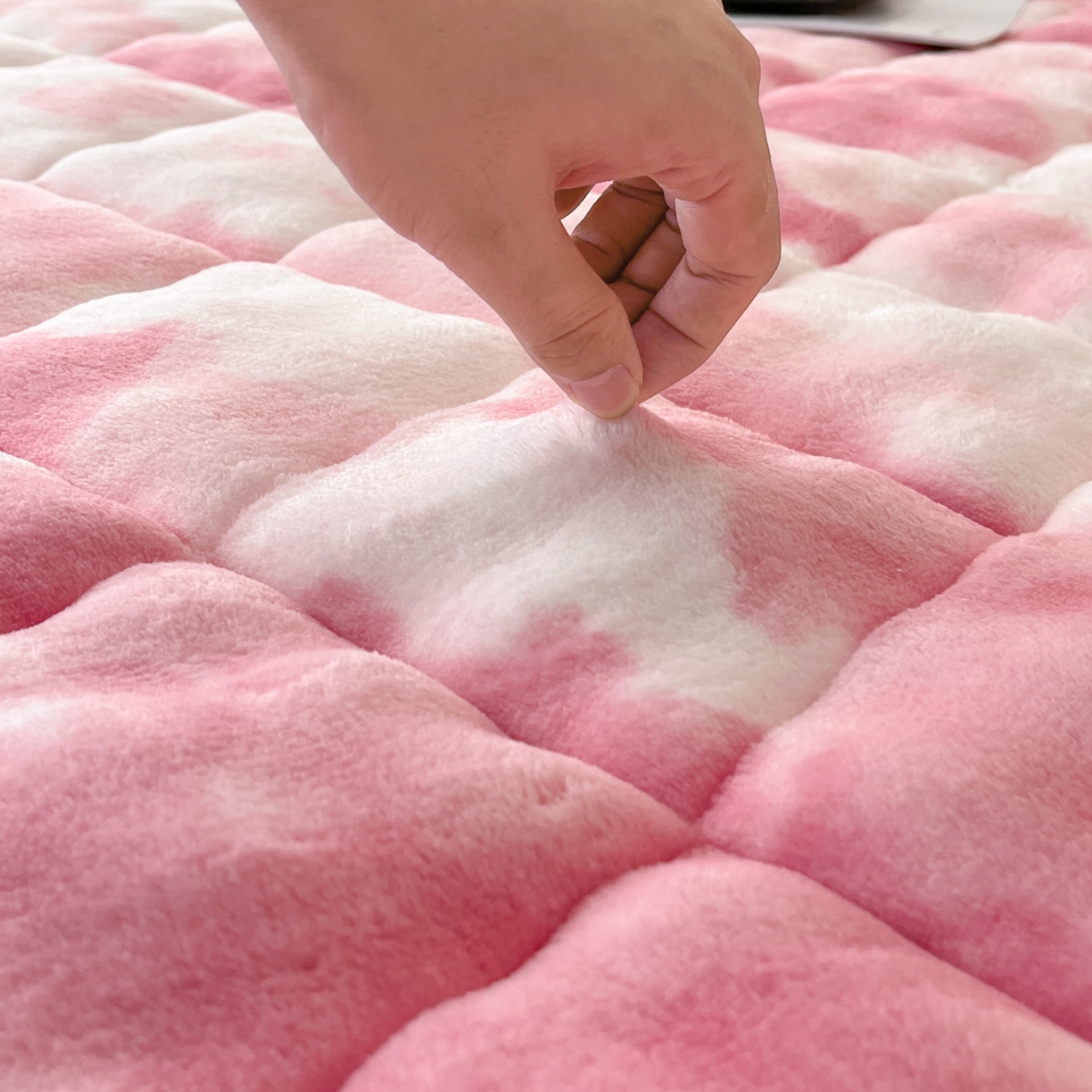 91家纺网 家纺一手货源 找家纺 卡伦家纺 2025新款兔毛绒高克重保暖床垫床褥 云端-脂粉