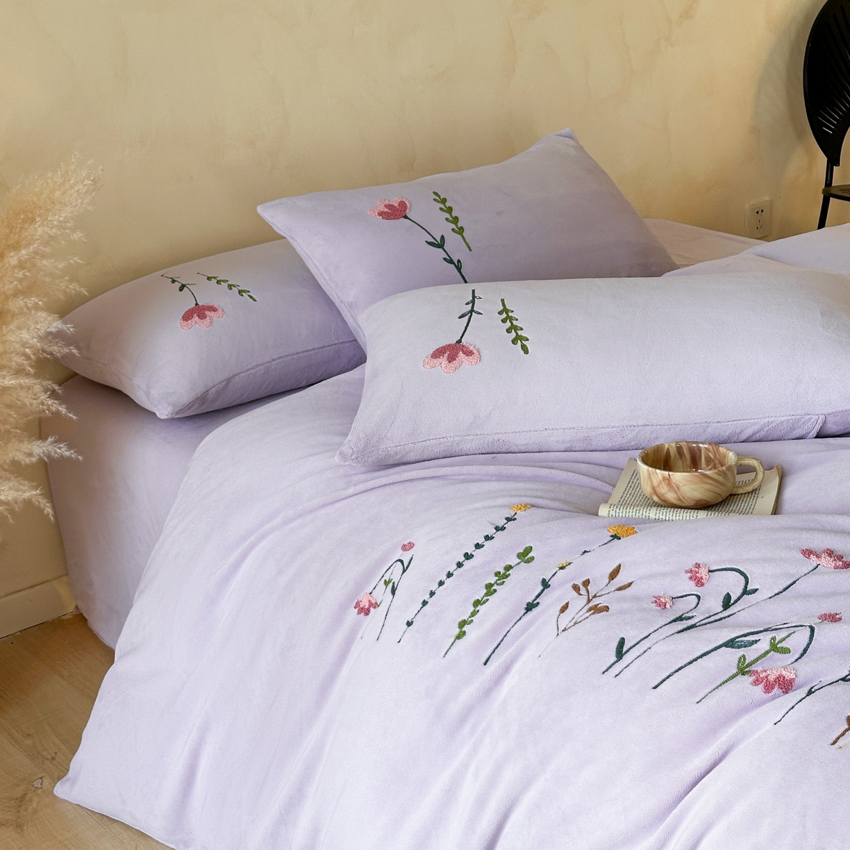 羚羊语家纺 2025新款【正宗全消光】230克牛奶绒田园风四件套毛巾绣刺绣花秋冬加厚法莱绒法兰绒珊瑚绒三件套 如梦令-蔷薇