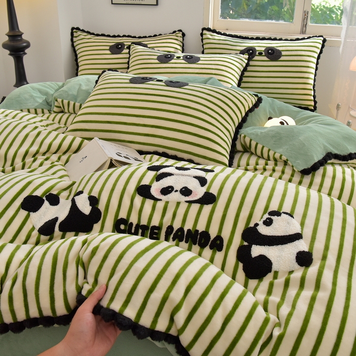 91家纺网 家纺一手货源 找家纺 （总）炫拼家纺 2025新款大眼萌小熊韩系黑毛球毛巾绣牛奶绒四件套