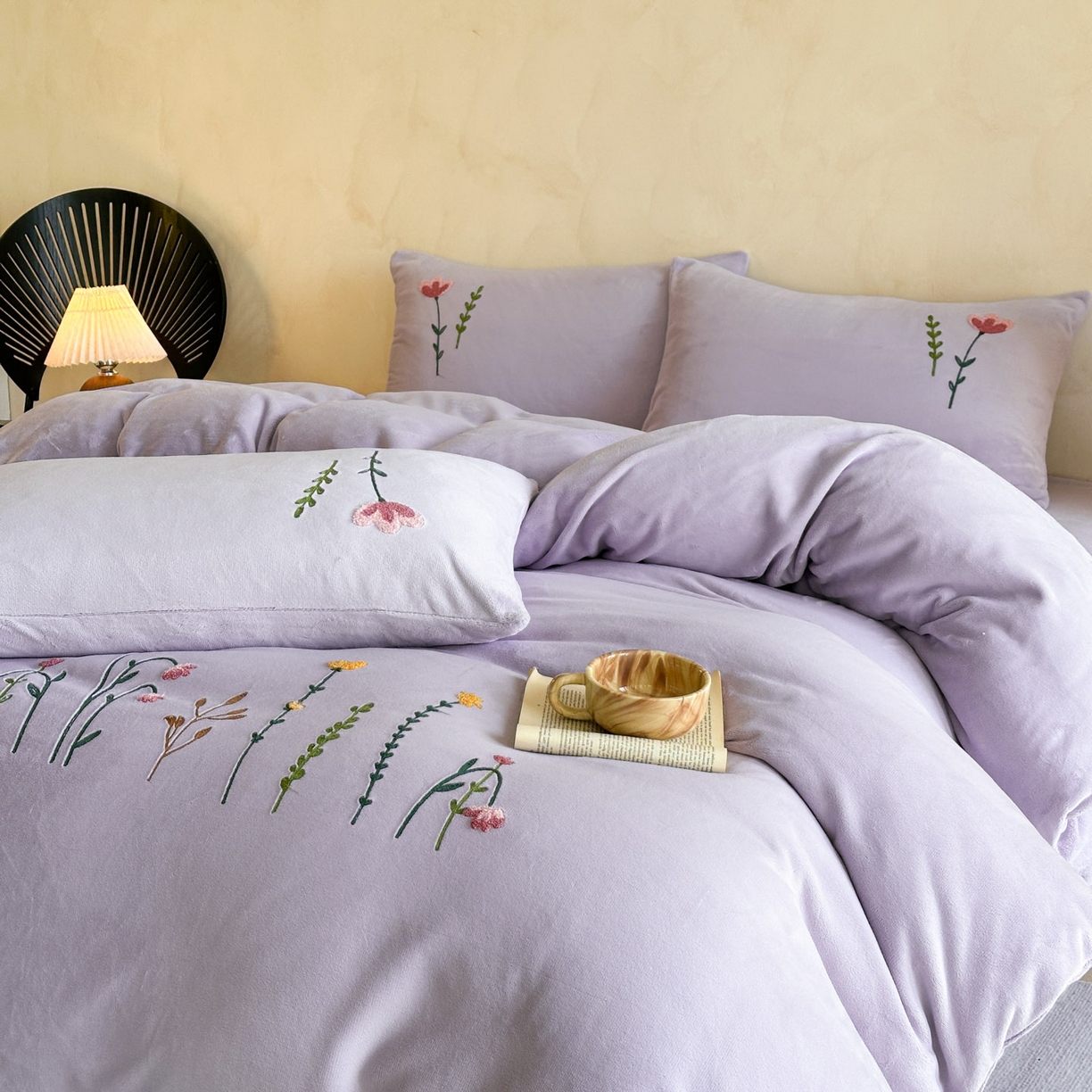 91家纺网 家纺一手货源 找家纺 羚羊语家纺 2025新款【正宗全消光】230克牛奶绒田园风四件套毛巾绣刺绣花秋冬加厚法莱绒法兰绒珊瑚绒三件套 如梦令-蔷薇