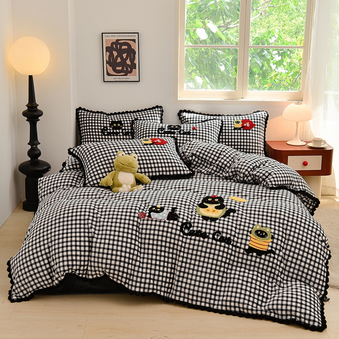 91家纺网 家纺一手货源 找家纺 炫拼家纺 2025新款大眼萌小熊韩系黑毛球毛巾绣牛奶绒四件套 大眼萌小猫-黑