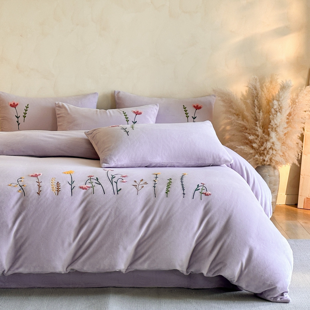 91家纺网 家纺一手货源 找家纺 羚羊语家纺 2025新款【正宗全消光】230克牛奶绒田园风四件套毛巾绣刺绣花秋冬加厚法莱绒法兰绒珊瑚绒三件套 如梦令-蔷薇