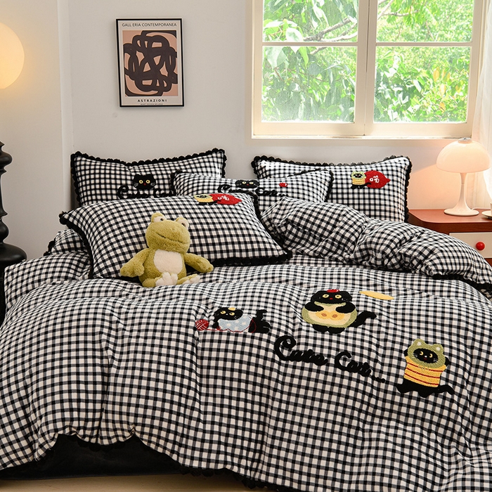 91家纺网 家纺一手货源 找家纺 炫拼家纺 2025新款大眼萌小熊韩系黑毛球毛巾绣牛奶绒四件套 大眼萌小猫-黑