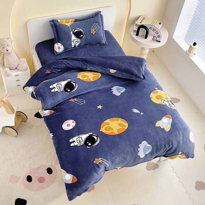 91家纺网 家纺一手货源 找家纺 梵赫 2025新款加厚牛奶绒三件套儿童套件幼儿园三件套系列 太空旅行