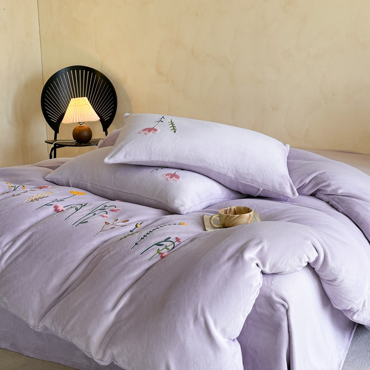 91家纺网 家纺一手货源 找家纺 羚羊语家纺 2025新款【正宗全消光】230克牛奶绒田园风四件套毛巾绣刺绣花秋冬加厚法莱绒法兰绒珊瑚绒三件套 如梦令-蔷薇