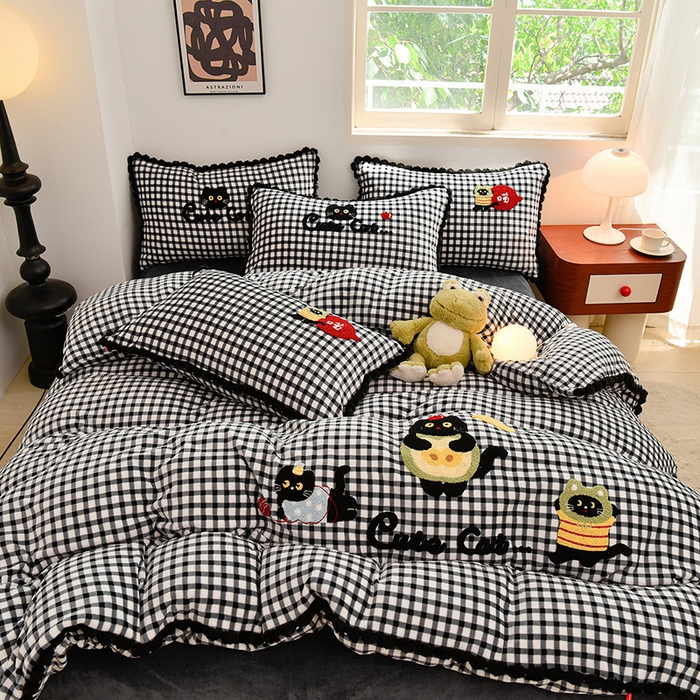 91家纺网 家纺一手货源 找家纺 炫拼家纺 2025新款大眼萌小熊韩系黑毛球毛巾绣牛奶绒四件套 大眼萌小猫-黑