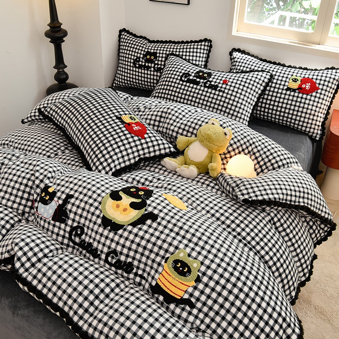 91家纺网 家纺一手货源 找家纺 炫拼家纺 2025新款大眼萌小熊韩系黑毛球毛巾绣牛奶绒四件套 大眼萌小猫-黑