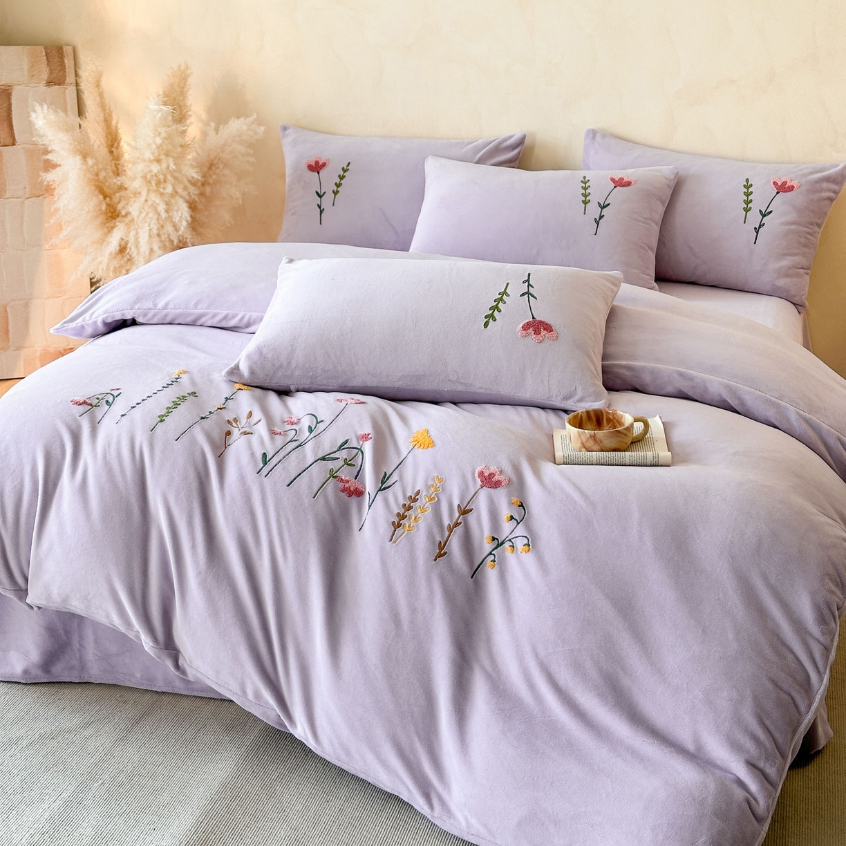 91家纺网 家纺一手货源 找家纺 羚羊语家纺 2025新款【正宗全消光】230克牛奶绒田园风四件套毛巾绣刺绣花秋冬加厚法莱绒法兰绒珊瑚绒三件套 如梦令-蔷薇