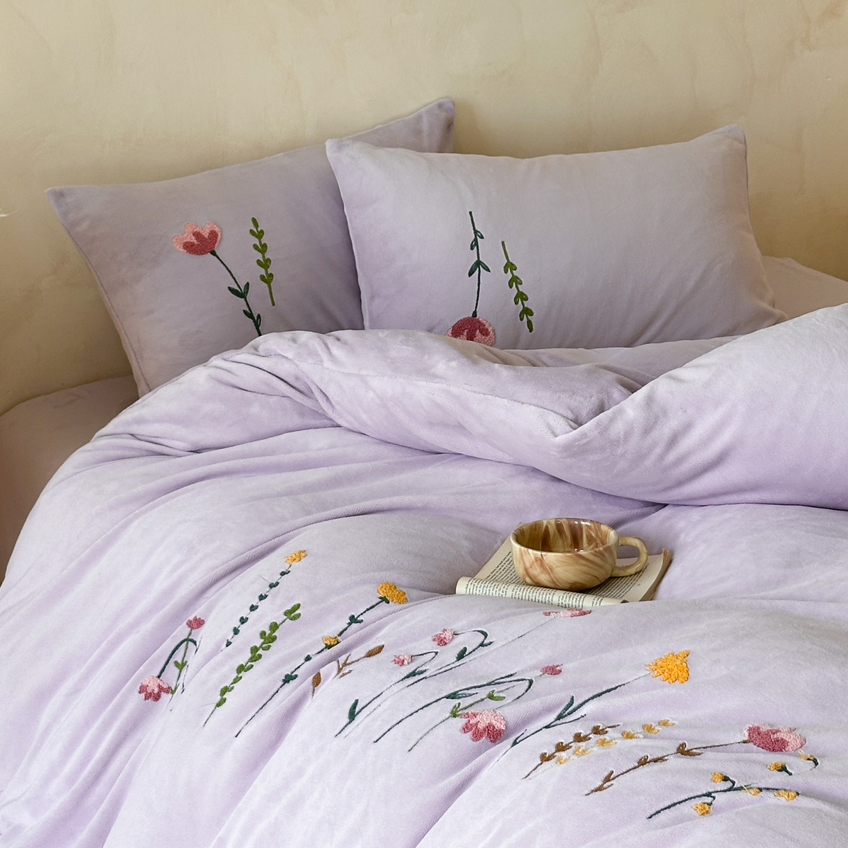 91家纺网 家纺一手货源 找家纺 羚羊语家纺 2025新款【正宗全消光】230克牛奶绒田园风四件套毛巾绣刺绣花秋冬加厚法莱绒法兰绒珊瑚绒三件套 如梦令-蔷薇