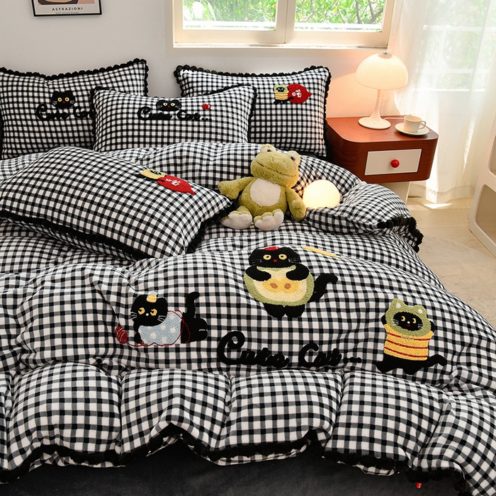 91家纺网 家纺一手货源 找家纺 炫拼家纺 2025新款大眼萌小熊韩系黑毛球毛巾绣牛奶绒四件套 大眼萌小猫-黑