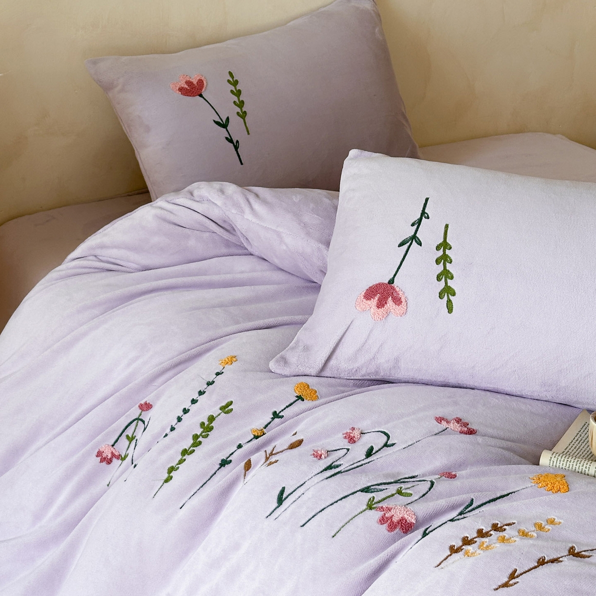 91家纺网 家纺一手货源 找家纺 羚羊语家纺 2025新款【正宗全消光】230克牛奶绒田园风四件套毛巾绣刺绣花秋冬加厚法莱绒法兰绒珊瑚绒三件套 如梦令-蔷薇