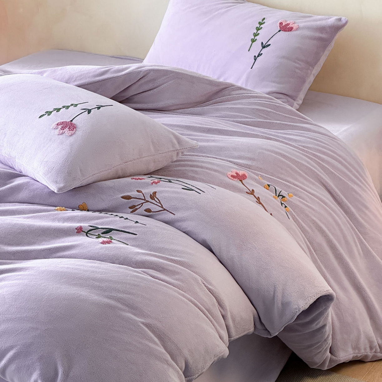 91家纺网 家纺一手货源 找家纺 羚羊语家纺 2025新款【正宗全消光】230克牛奶绒田园风四件套毛巾绣刺绣花秋冬加厚法莱绒法兰绒珊瑚绒三件套 如梦令-蔷薇