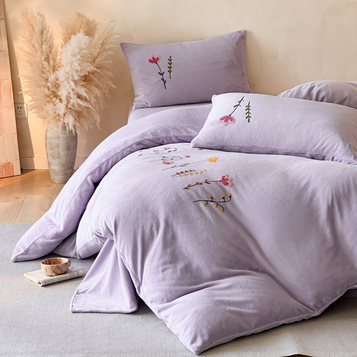 91家纺网 家纺一手货源 找家纺 羚羊语家纺 2025新款【正宗全消光】230克牛奶绒田园风四件套毛巾绣刺绣花秋冬加厚法莱绒法兰绒珊瑚绒三件套 如梦令-蔷薇