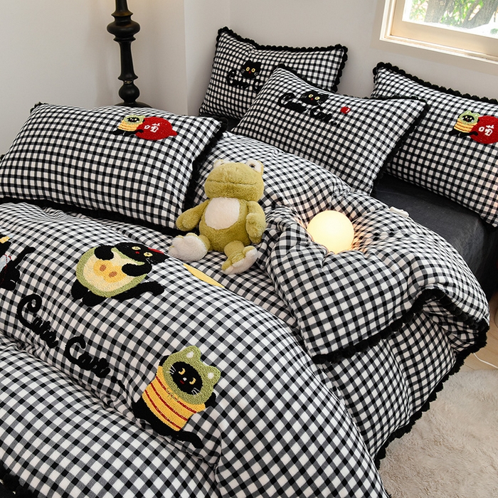 91家纺网 家纺一手货源 找家纺 炫拼家纺 2025新款大眼萌小熊韩系黑毛球毛巾绣牛奶绒四件套 大眼萌小猫-黑