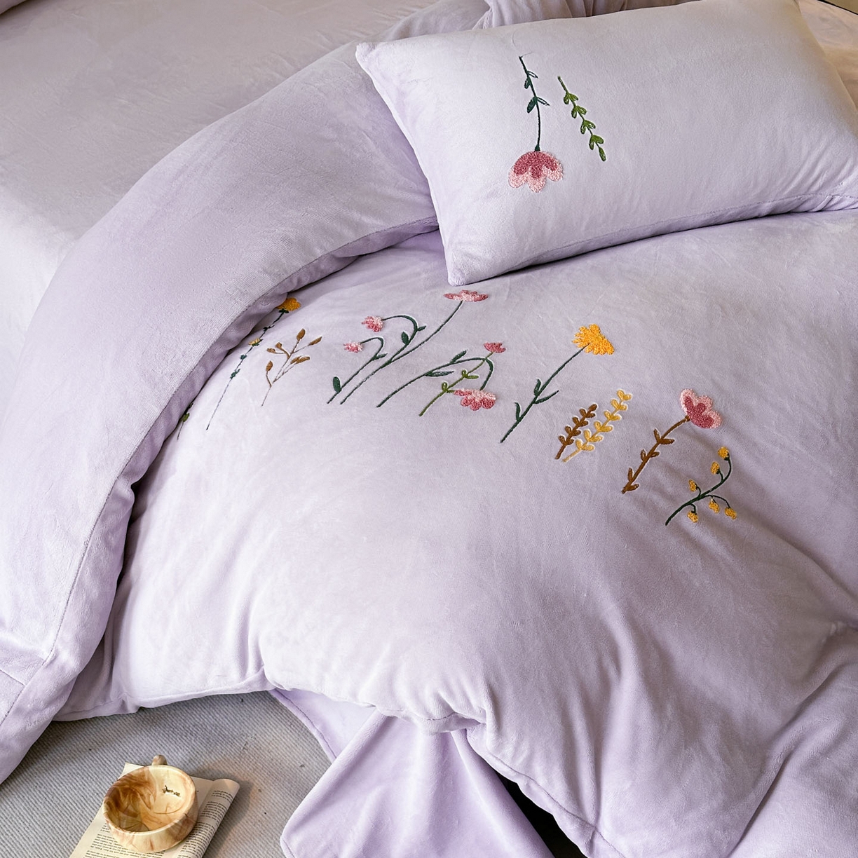 91家纺网 家纺一手货源 找家纺 羚羊语家纺 2025新款【正宗全消光】230克牛奶绒田园风四件套毛巾绣刺绣花秋冬加厚法莱绒法兰绒珊瑚绒三件套 如梦令-蔷薇