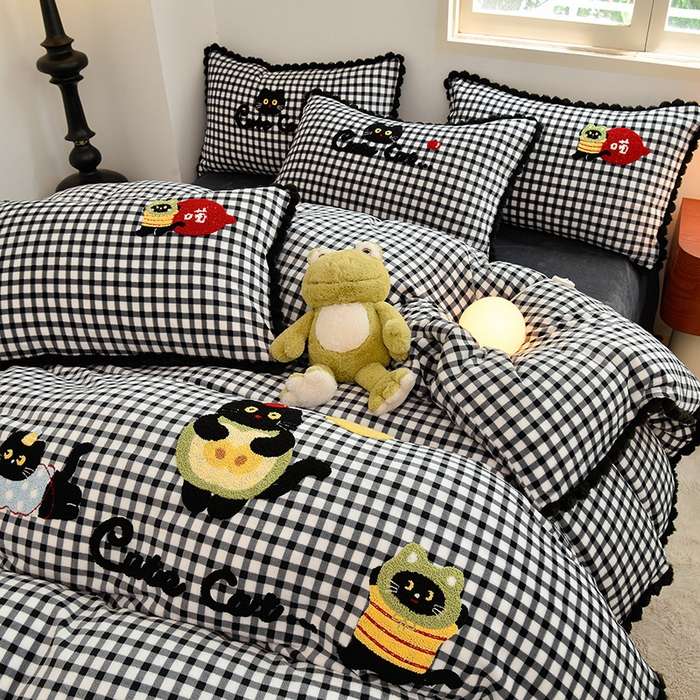 91家纺网 家纺一手货源 找家纺 炫拼家纺 2025新款大眼萌小熊韩系黑毛球毛巾绣牛奶绒四件套 大眼萌小猫-黑