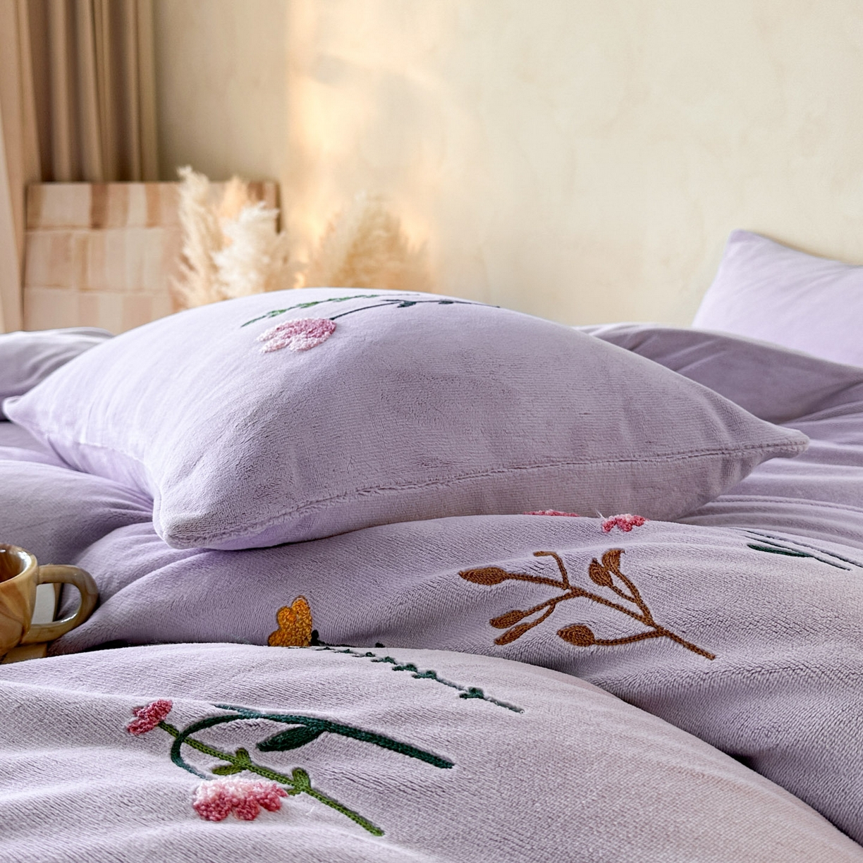 91家纺网 家纺一手货源 找家纺 羚羊语家纺 2025新款【正宗全消光】230克牛奶绒田园风四件套毛巾绣刺绣花秋冬加厚法莱绒法兰绒珊瑚绒三件套 如梦令-蔷薇