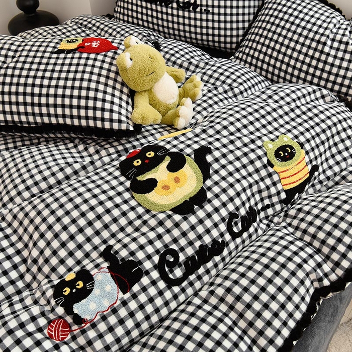 91家纺网 家纺一手货源 找家纺 炫拼家纺 2025新款大眼萌小熊韩系黑毛球毛巾绣牛奶绒四件套 大眼萌小猫-黑