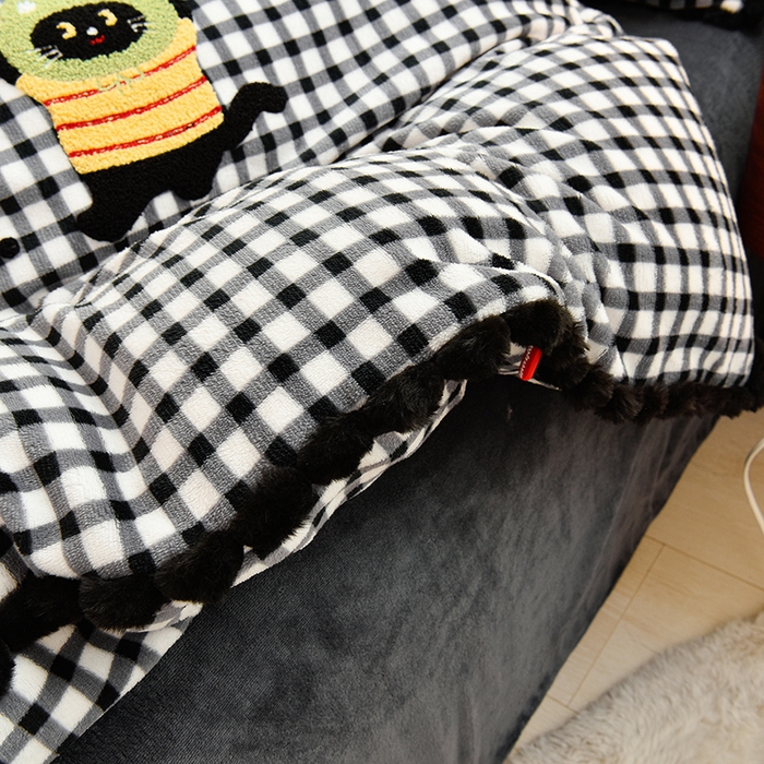 91家纺网 家纺一手货源 找家纺 炫拼家纺 2025新款大眼萌小熊韩系黑毛球毛巾绣牛奶绒四件套 大眼萌小猫-黑