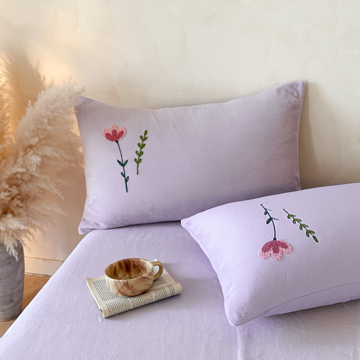 91家纺网 家纺一手货源 找家纺 羚羊语家纺 2025新款【正宗全消光】230克牛奶绒田园风四件套毛巾绣刺绣花秋冬加厚法莱绒法兰绒珊瑚绒三件套 如梦令-蔷薇