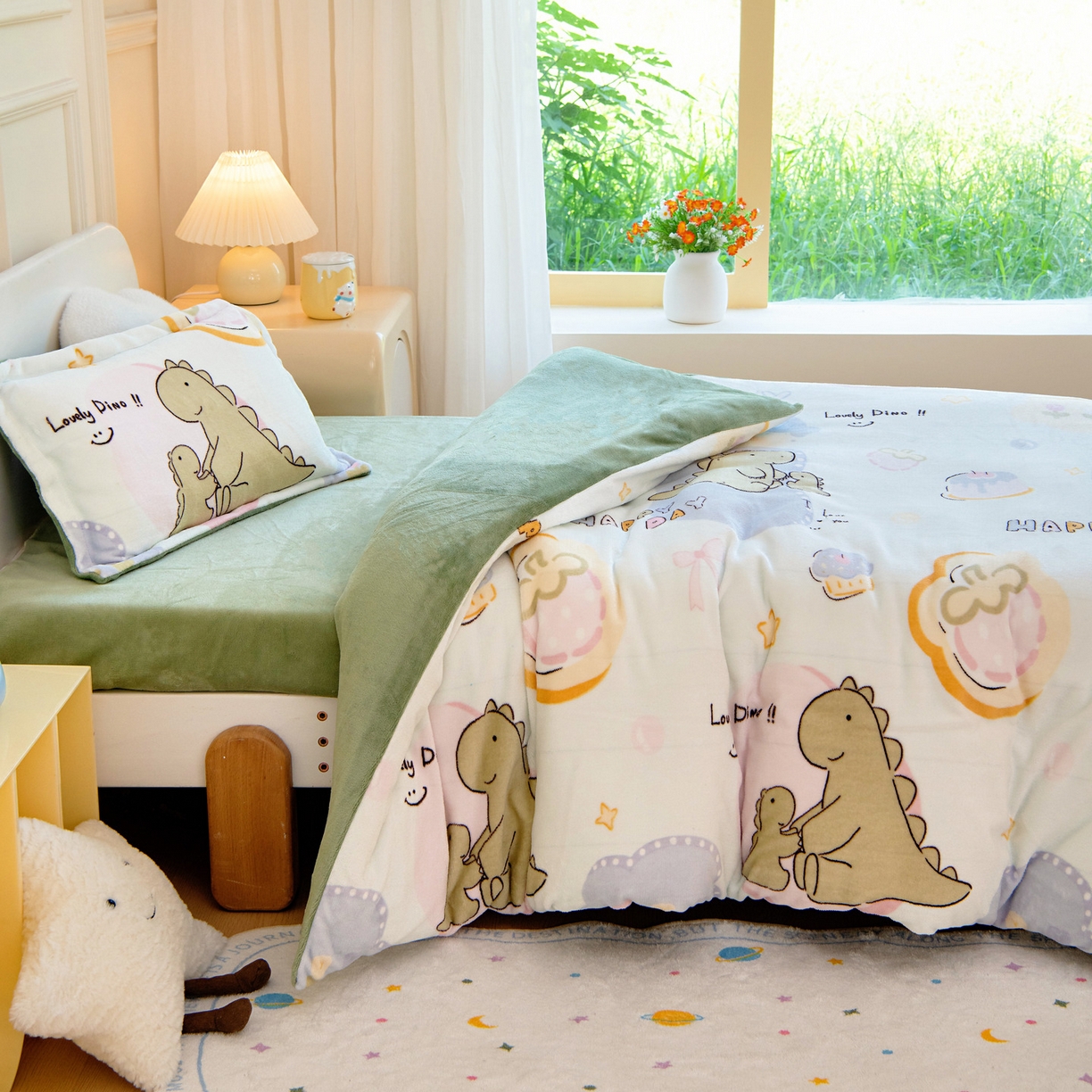 91家纺网 家纺一手货源 找家纺 梵赫 2025新款加厚牛奶绒三件套儿童套件幼儿园三件套系列 小恐龙和妈妈