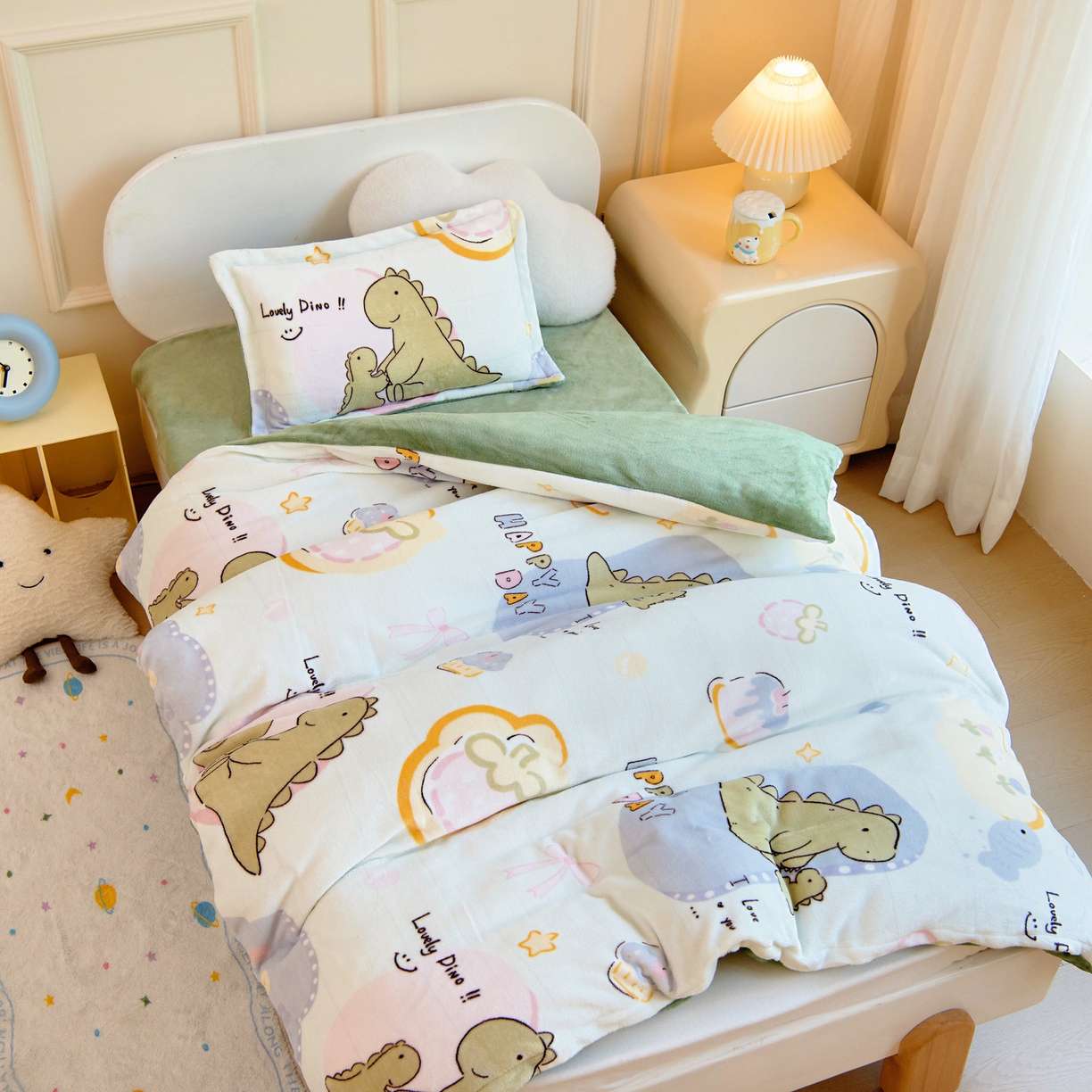 91家纺网 家纺一手货源 找家纺 梵赫 2025新款加厚牛奶绒三件套儿童套件幼儿园三件套系列 小恐龙和妈妈