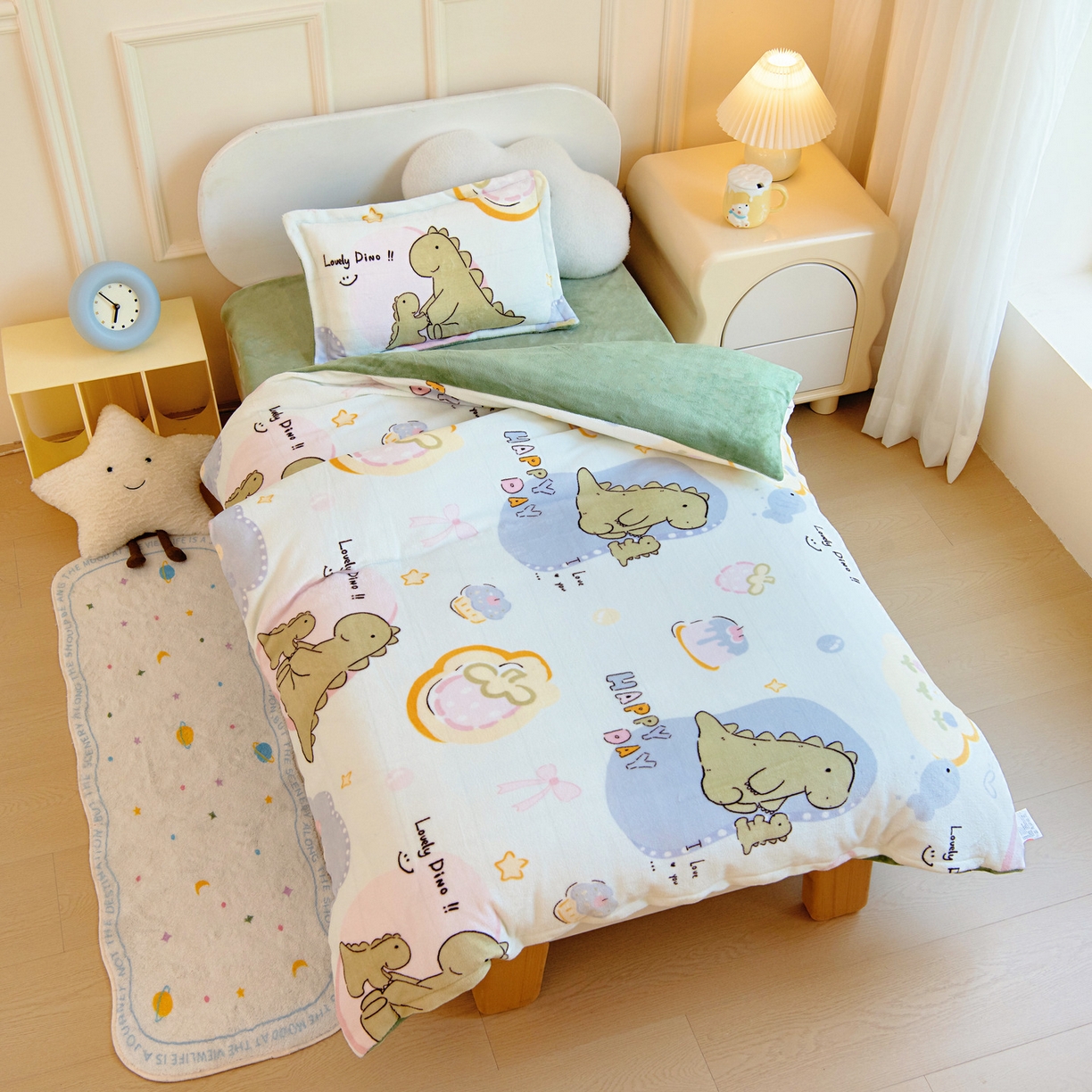 91家纺网 家纺一手货源 找家纺 梵赫 2025新款加厚牛奶绒三件套儿童套件幼儿园三件套系列 小恐龙和妈妈